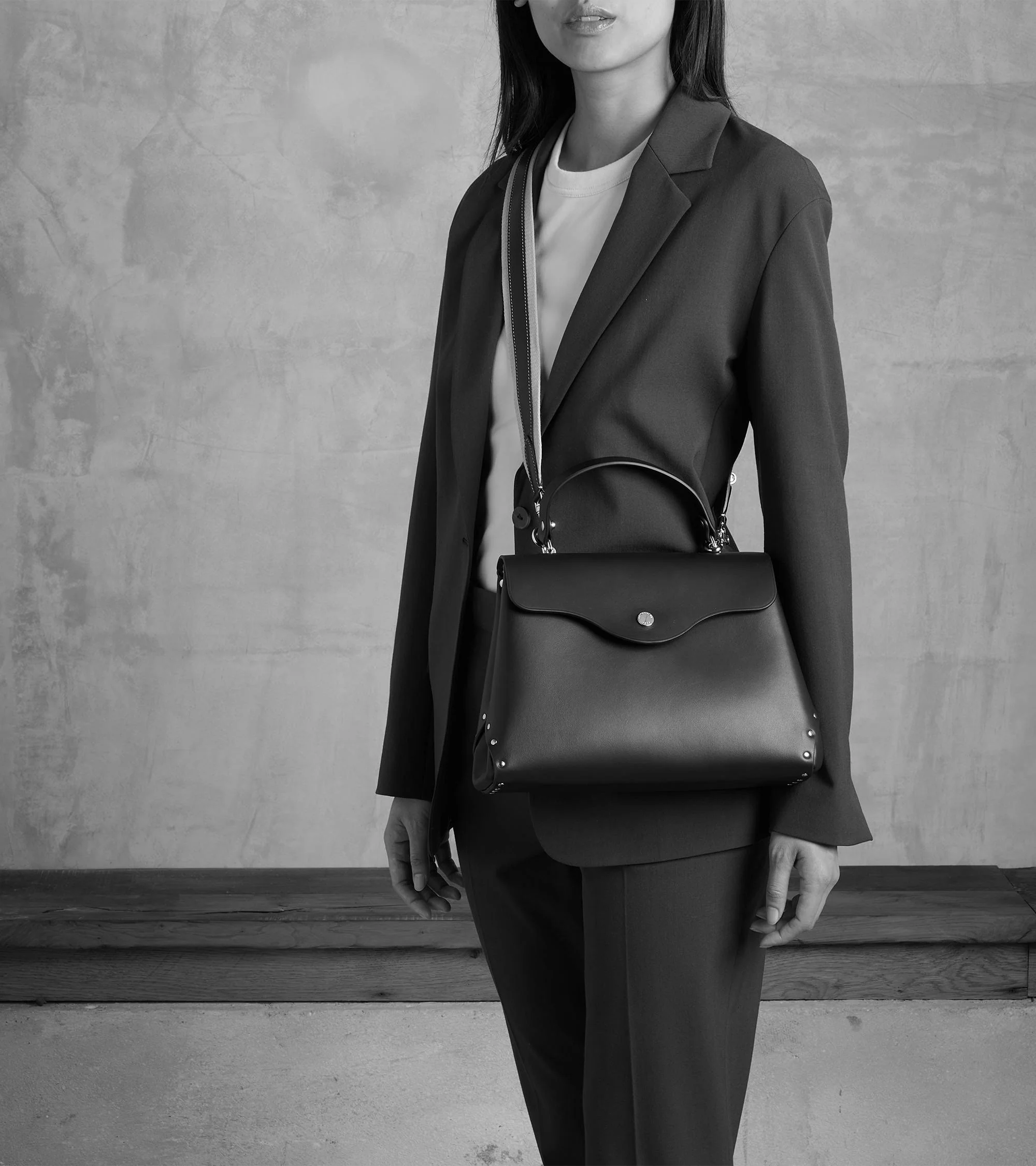 Sac à main moyen modèle Sans Couture en cuir lisse - Image 6